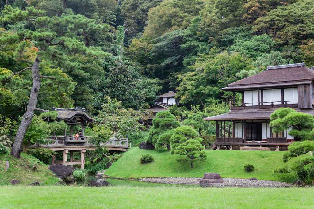 Des bâtiments traditionnels japonais élégamment disposés dans le jardin Sankei-en à Kanagawa
