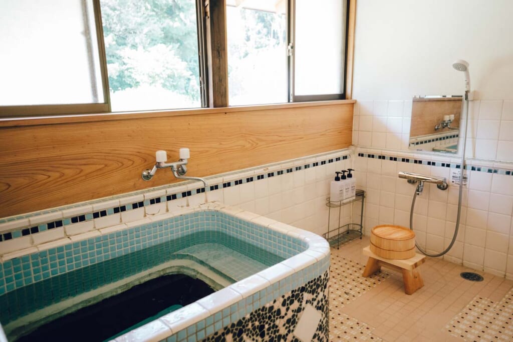 Un bain traditionnel japonais dans une salle de bain en carrelage