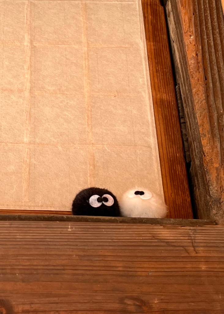 Peluches tirées du vilm Ghibli "Mon Voisin Totoro" cachées dans un hôtel japonais