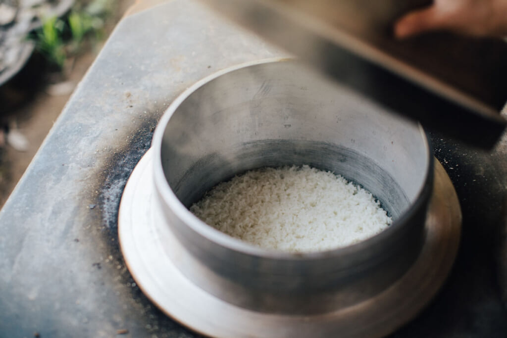 Riz en train de cuire dans un cuiseur traditionnel japonais