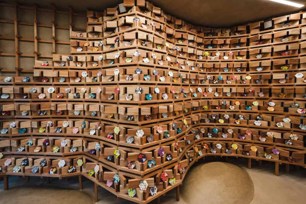 Murs et étagères en bois exposant des pièces de céramique dans un espaces de boutiques illustrant le tourisme durable au Japon