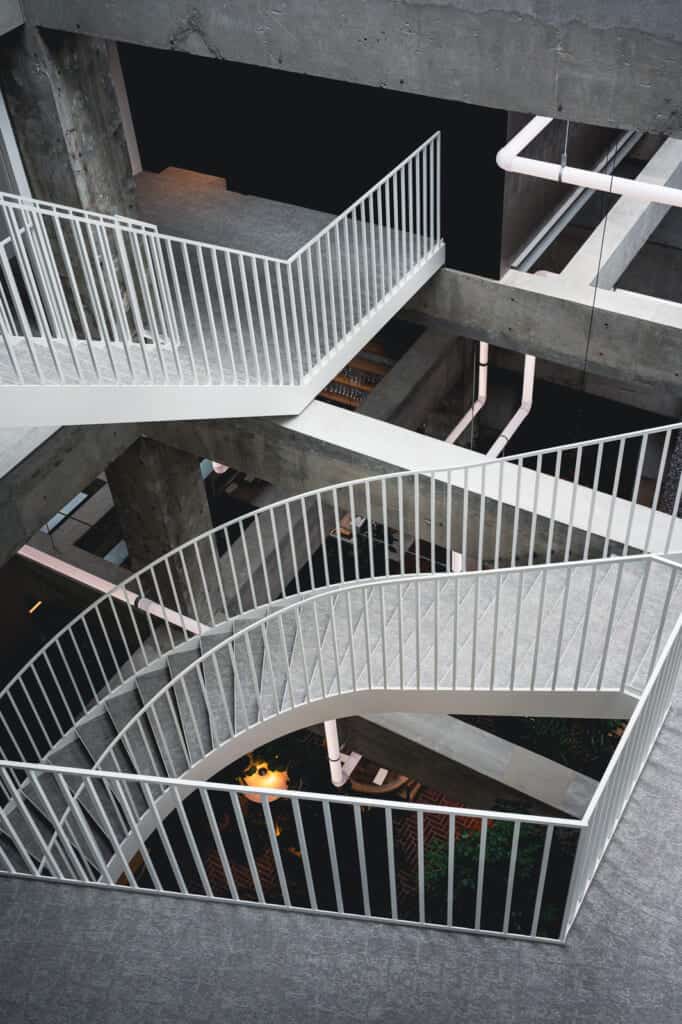 Escaliers en béton avec rampes en métal dans un hôtel japonais