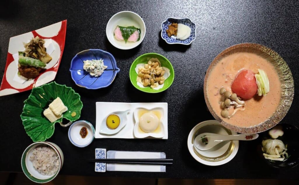 dîner traditionnel japonais composé de divers plats de petite taille