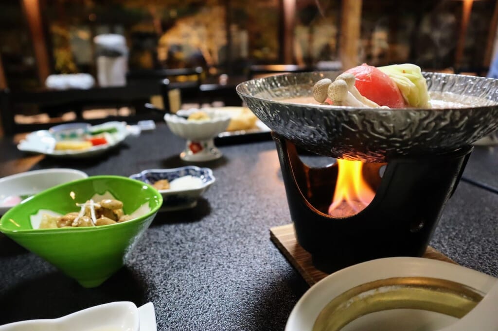 repas traditionnel d'auberge japonaise avec jardin au fond