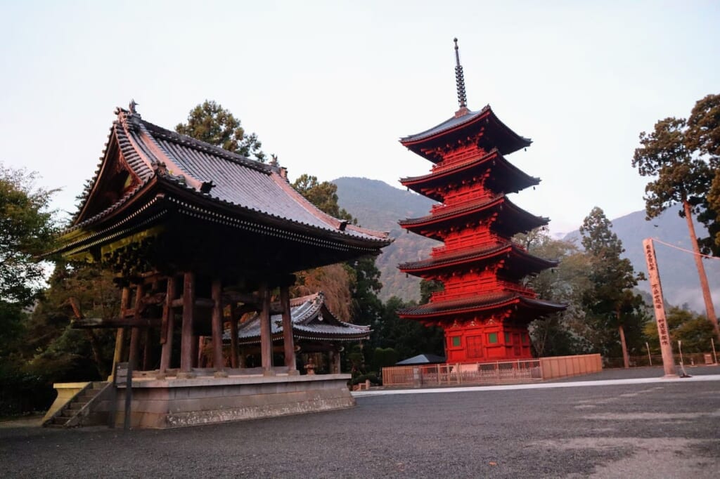 temple bouddhiste avec une pagode en bois