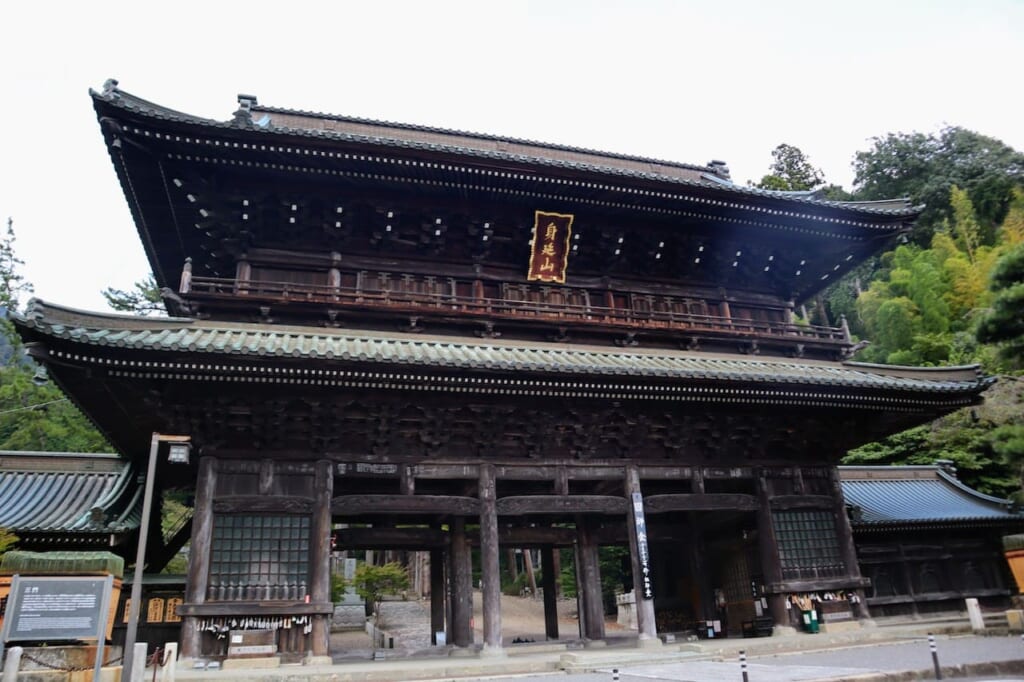 grande porte en bois à l'entrée d'un temple bouddhiste