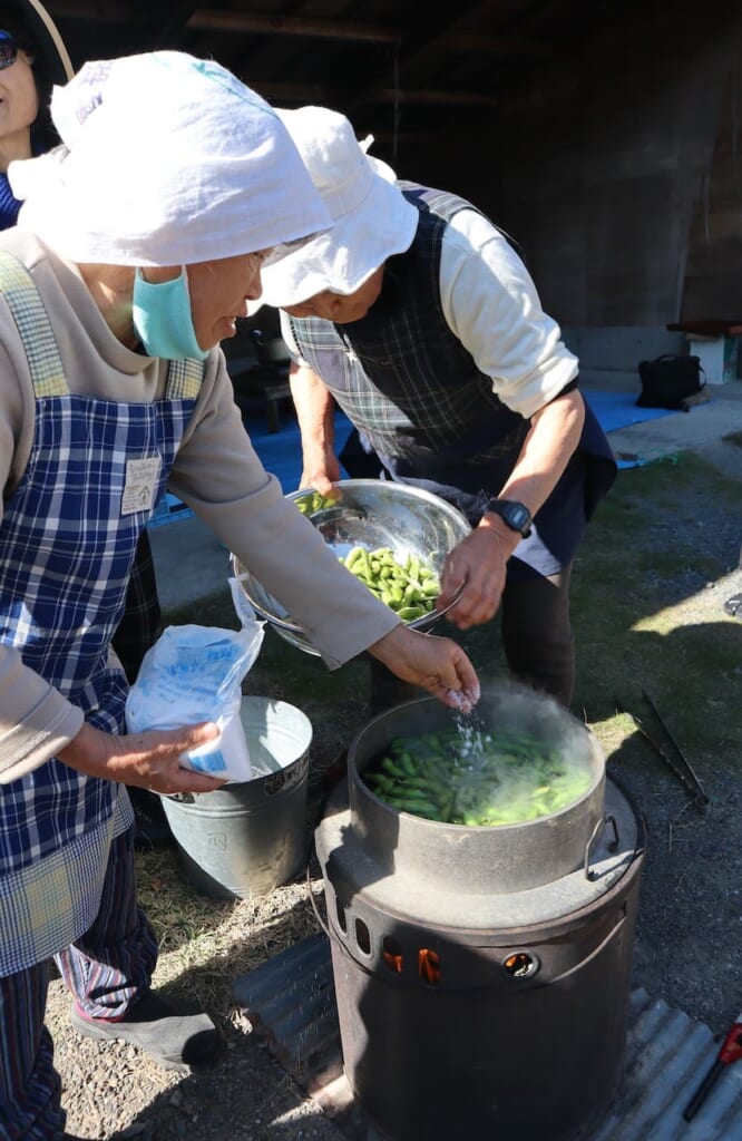 deux mamies préparent des gousses de soja