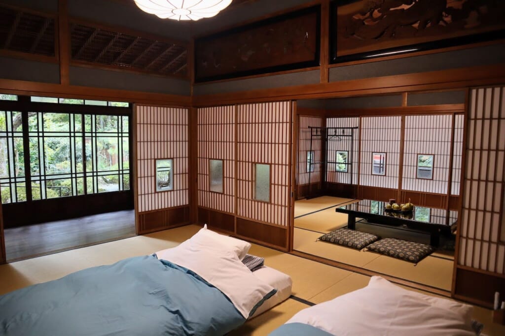 chambre traditionnelle japonaise avec tatami et futon