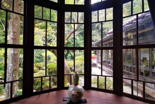 grande vitre donnant sur le jardin d'une maison japonaise des années 1930