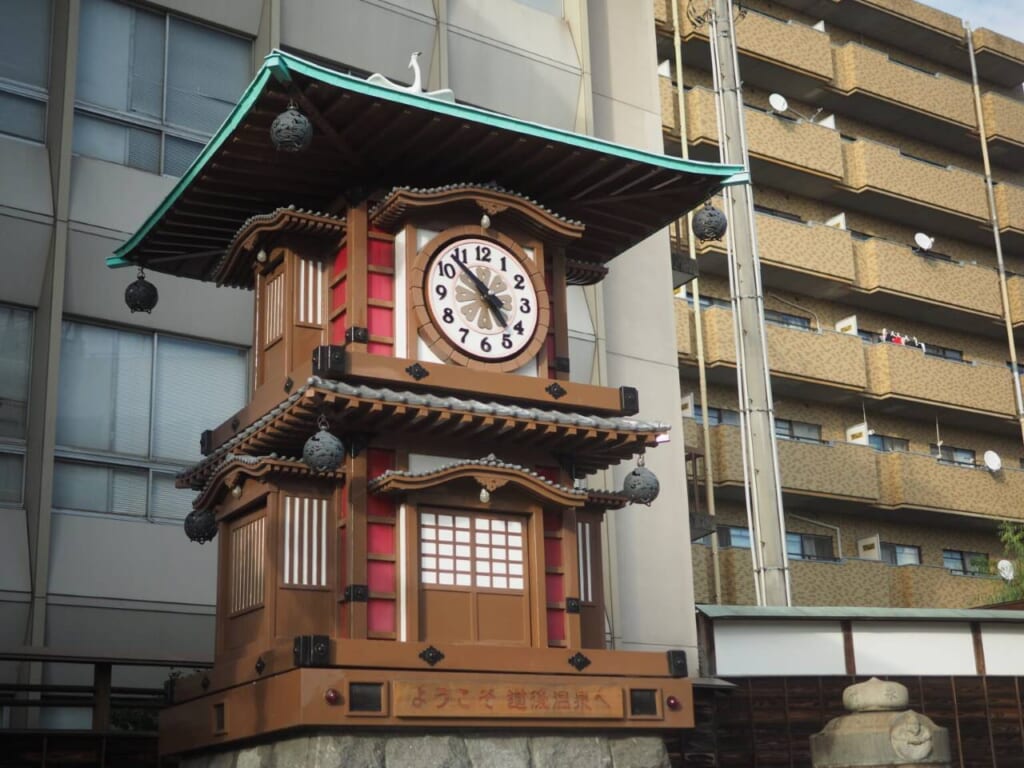horloge botchan dogo onsen