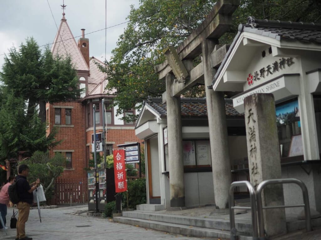 torii et demeure occidentale