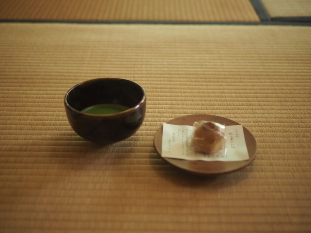 thé matcha et wagashi