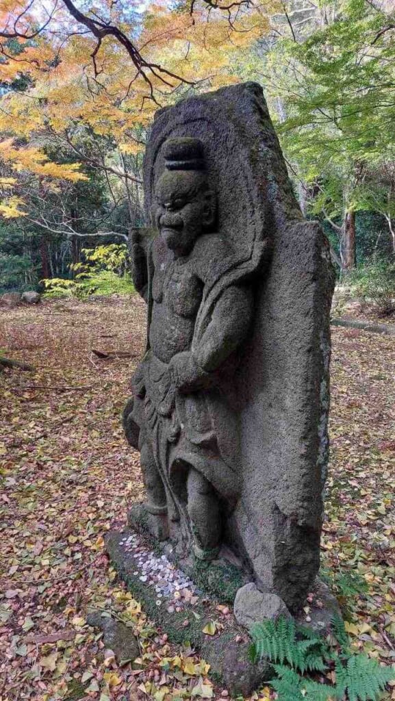 Statue religieuse dans une forêt au Japon