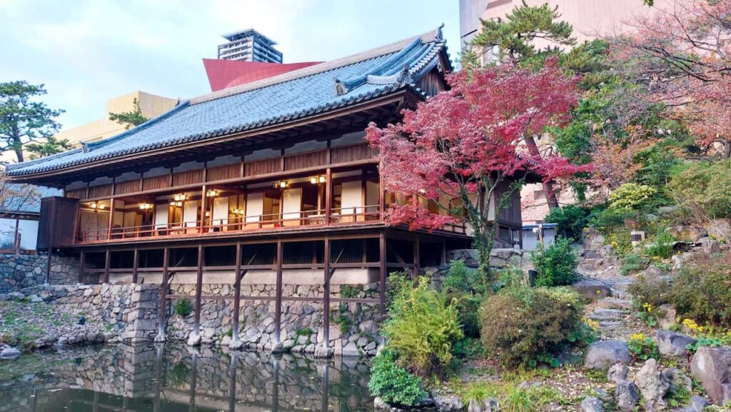 Un bâtiment traditionnel japonais dans un magnifique jardin sur l'île de Kyushu