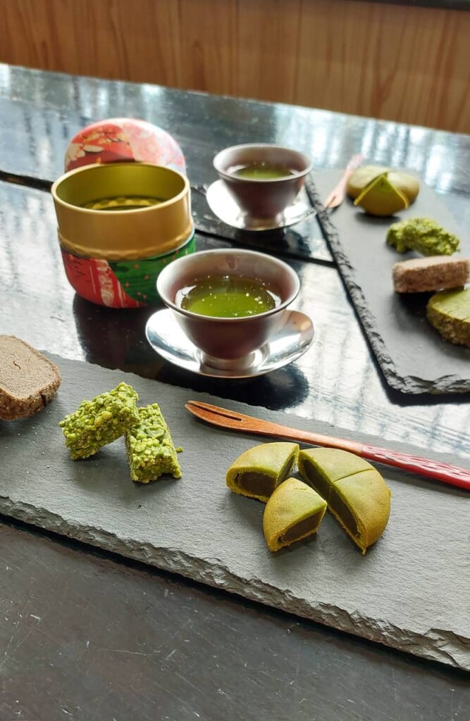 Tasses de thé et friandises à base de thé vert produit à Kyushu, au Japon