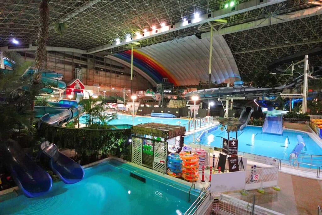Les piscines hawaïennes du Spa Resort Hawaiians de Fukushima
