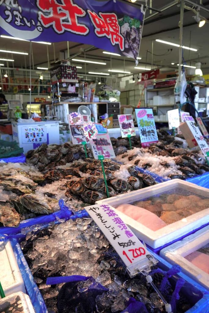 Fruits de mer sur un marché aux poissons au Japon