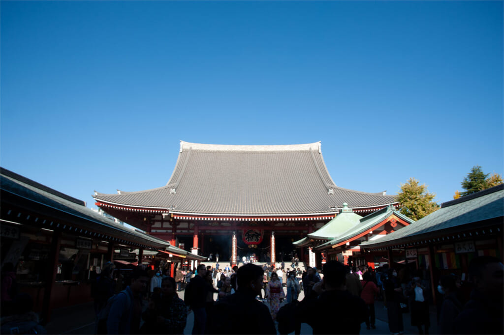 Le hall principal du temple Sensoji a Sakusa de Tokyo.