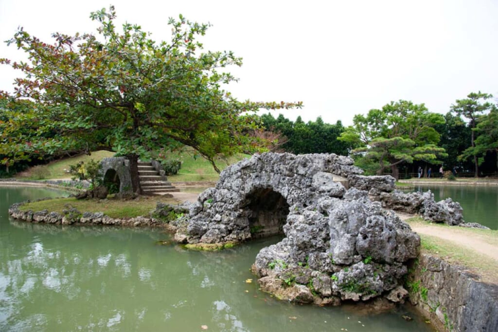 Le jardin traditionnel du jardin royal Shikinaen.