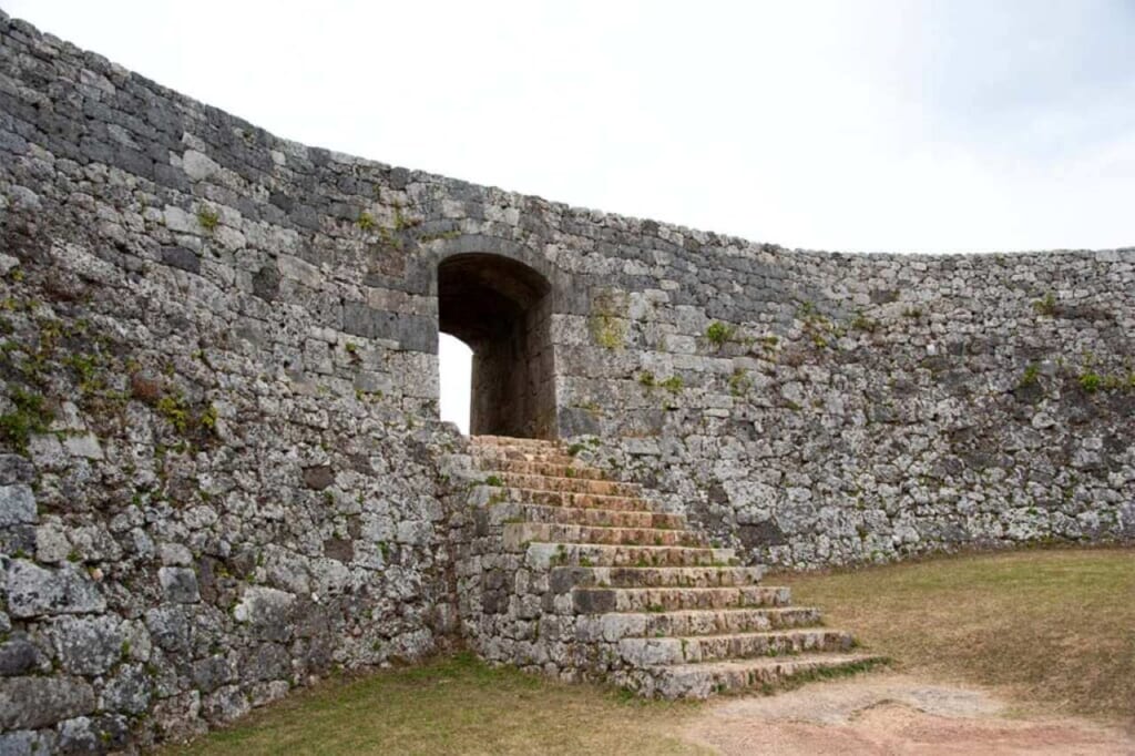 L'escalier et l'arcade en pierre du château de Zakimi