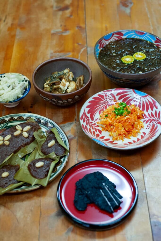 plats traditionnels dans sa cuisine d'Uruma, à Okinawa