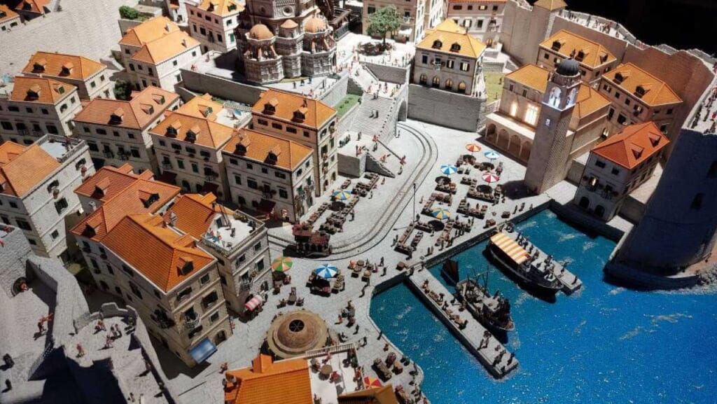 Une ville miniature exposée à Small Worlds à Tokyo