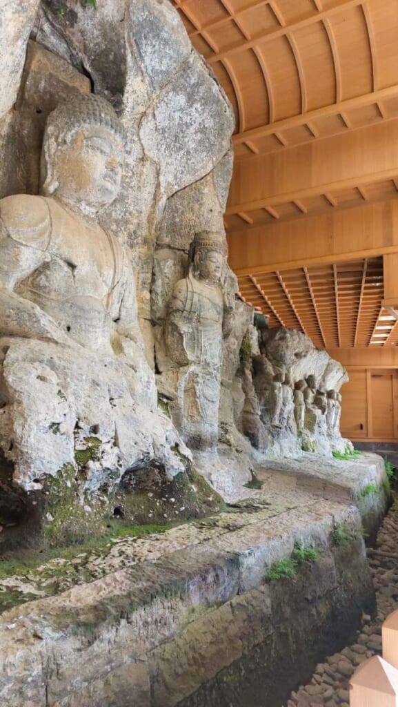 Anciennes statues millénaires de bouddha au Japon