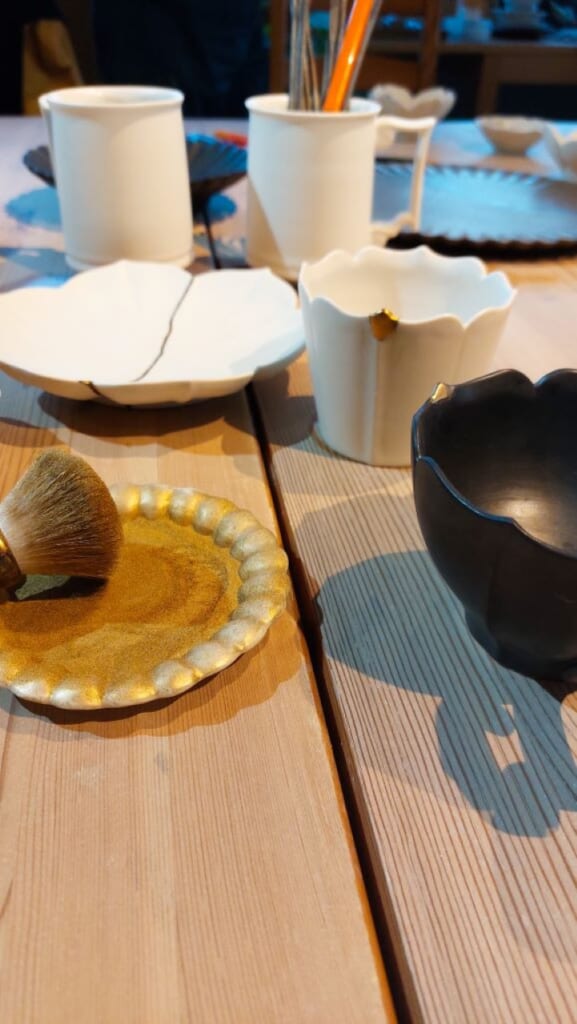 Vaisselle japonaise réparée avec de la poudre d'or