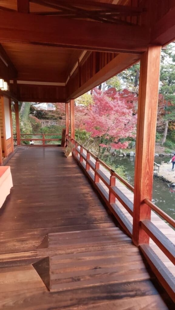 Passerelle en bois d'un bâtiment traditionnel japonais