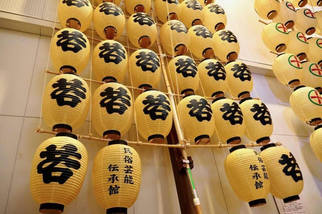 des lanternes kanto exposées au Centre des arts du spectacle traditionnels de la ville d’Akita