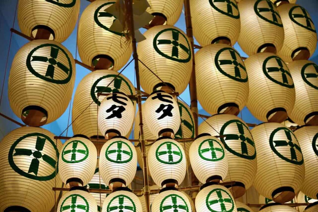 des lanternes kanto exposées au Centre des arts du spectacle traditionnels de la ville d’Akita