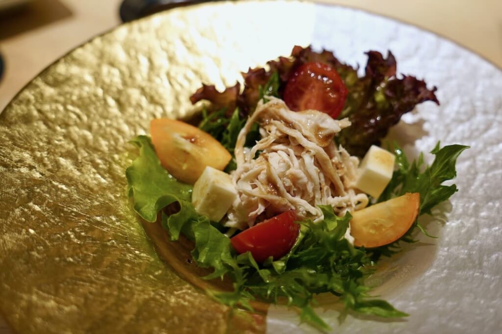 salade délicate avec du poulet hinai-jidori râpé