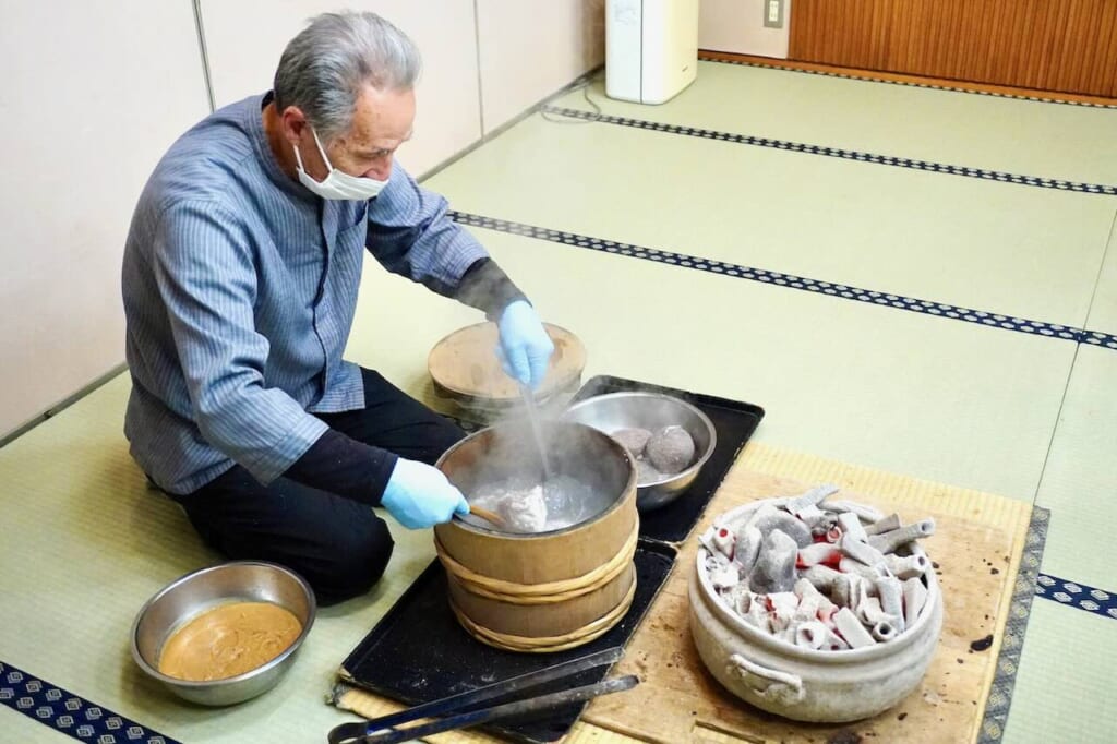 cuisine d'ishiyaki ryori dans une pièce de tatami