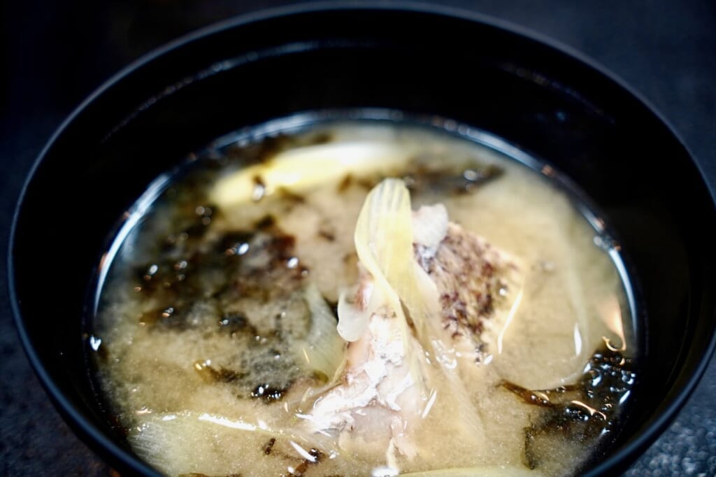 bol de soupe au miso avec la daurade et du nori