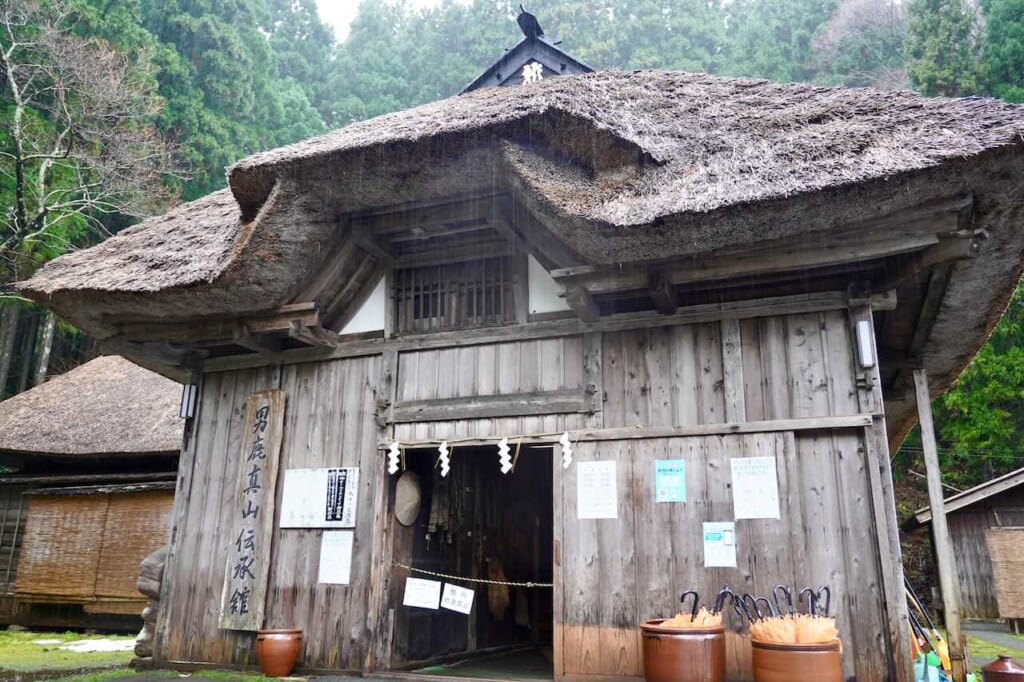 l'extérieur du Musée de Folklore d’Oga Shinzan avec son toit de chaume