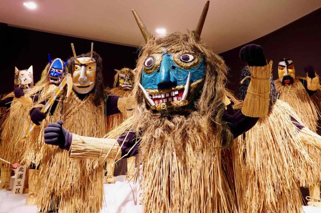 modèles de namahage en costume de paille au Musée de Namahage