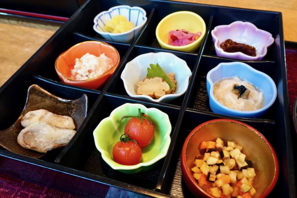 bento de dégustation d'entrées fermentées du restaurant Shokudo Inaho à Kakunodate
