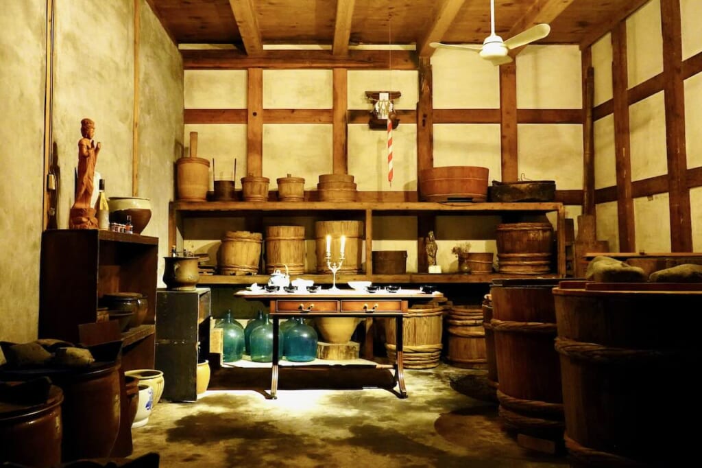 vieil entrepôt de la brasserie de sauce miso et soja Yamamo avec table de dégustation de mets fermentés
