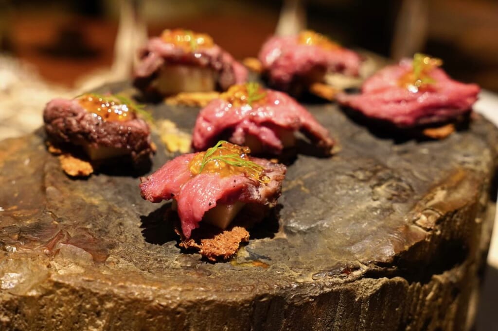 morceaux de viande d'ours fermentée servis sur une souche