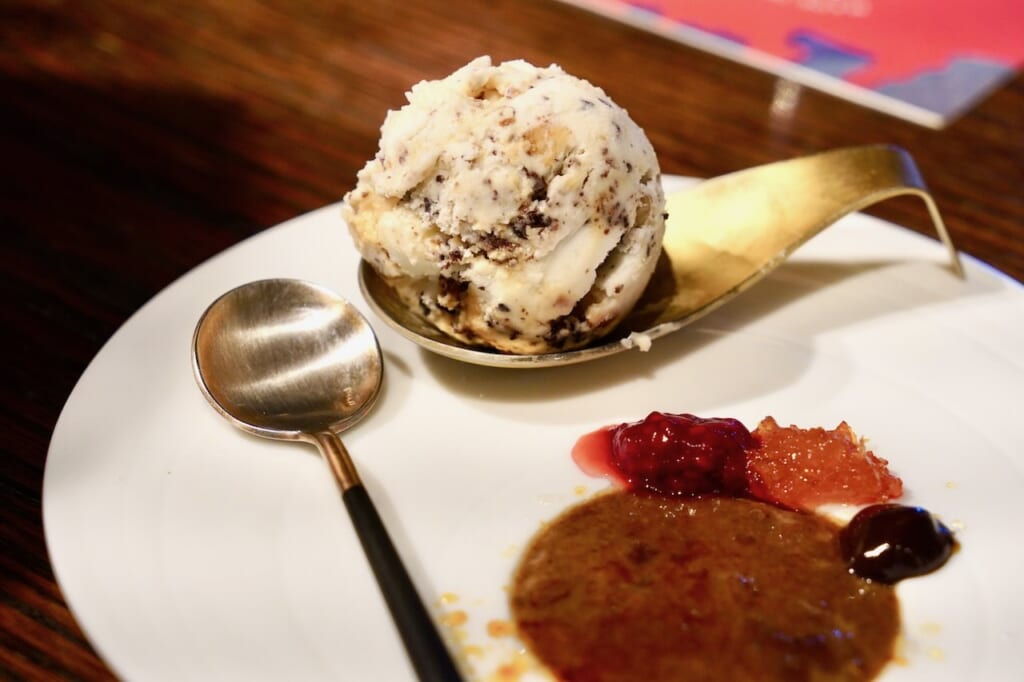 boule de glace et coulis de fruits servie dans le café de la brasserie de sauce miso et soja Yamamo 
