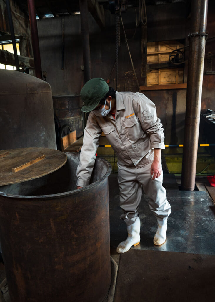 Ouvrier contrôlant le processus de brassage de sauce soja au Japon