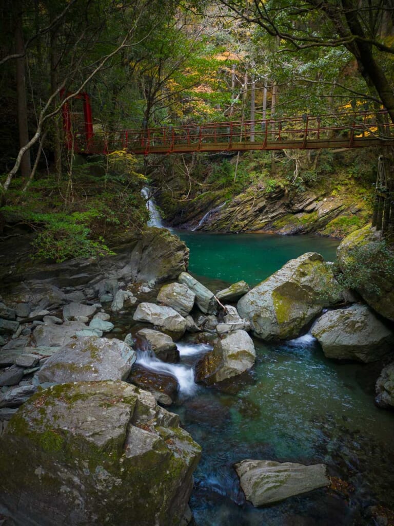 Pont au-dessus de la rivière dans les gorges de Shirakura à Hamamatsu