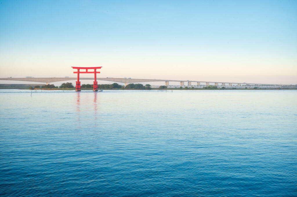 Porte torii rouge sur le lac Hamana près de Bentenjima, ville de Hamamatsu