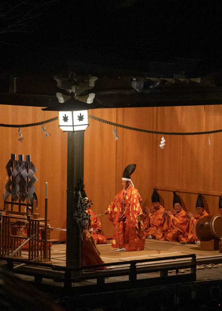 Un prêtre accomplit un rituel lors du festival du feu du sanctuaire d'Akiha à Hamamatsu, au Japon.