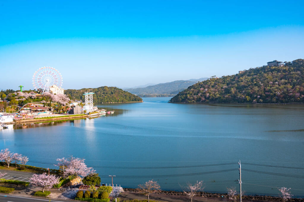 Vue printanière du lac Hamanako à Hamamatsu, Japon