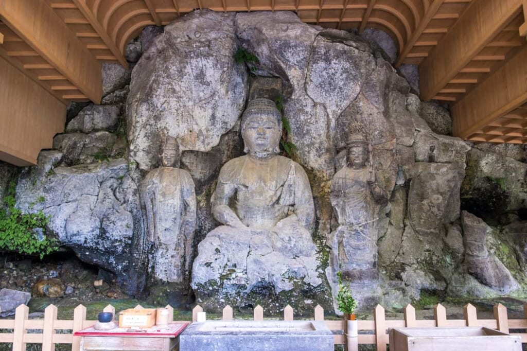 mystérieux bouddhas de pierre d'Usuki