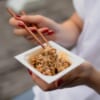 Mélange du natto à l'aide de baguettes