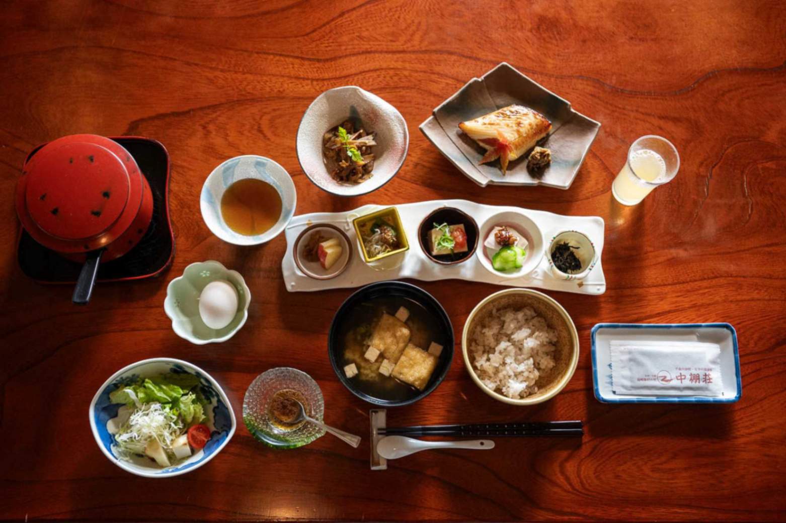 Le petit-déjeuner japonais traditionnel : du riz, de la soupe et trois accompagnements