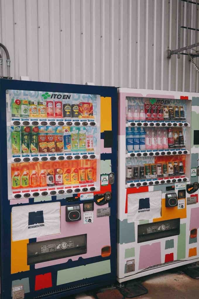 deux distributeurs automatiques de boissons