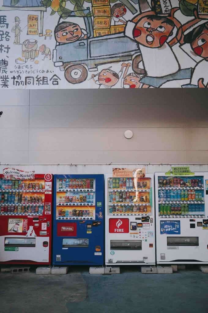 quatre distributeurs automatiques de boissons